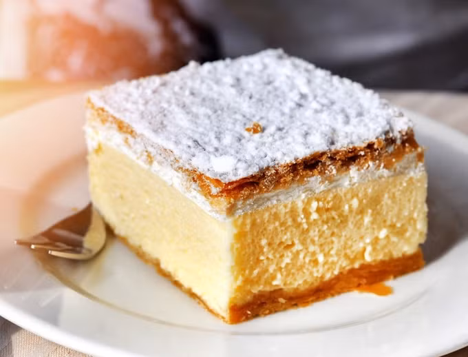 Cremeschnitte là một loại bánh kem sữa trứng có vị vani, là cái tên số một được nhắc đến trong số các món tráng miệng cổ điển ở Trung và Đông Âu và phần lớn mọi người đều gọi là cremeschnitte, theo tiếng Đức nghĩa là miếng kem, hoặc bánh kem. Tại Ba Lan, nó được gọi là Napoleonka. Theo Historical Sociolinguistics, người ta tin rằng nguồn gốc của cremeschnitte bắt nguồn từ sự pha trộn của hai nền ẩm thực trong đế chế Áo-Hung, nhưng cũng có người tin rằng nó bắt nguồn từ Pháp. Ảnh: Global Portal 48h