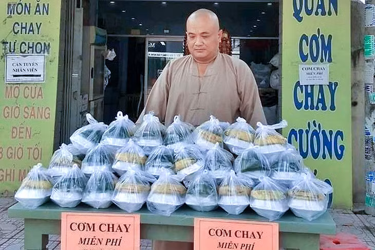 Khi còn sống, anh Cường tích cực làm từ thiện. Anh mở quán cơm chay xã hội để giúp người nghèo. (Ảnh: vietnamnet.vn)