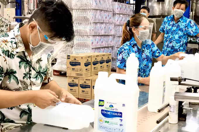 Công nhân nhà máy Earth Corporation Việt Nam trong giờ làm việc. Ảnh: An Phương.