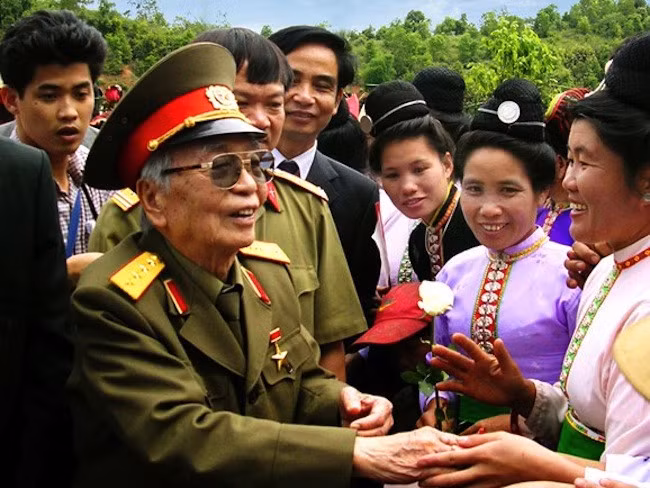 Đại tướng Võ Nguyên Giáp thăm lại Mường Phăng (huyện Điện Biên, tỉnh Điện Biên) tháng 4/2004. (Ảnh: Đoàn Hoài Trung)