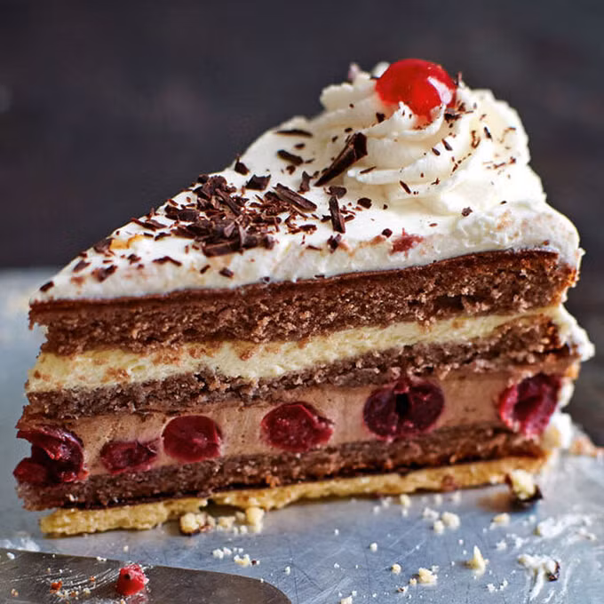 Schwarzwälder Kirschtorte là cái tên tiếp theo được nhắc tới. Nó còn được biết đến với tên gọi là bánh Black Forest (bánh rừng đen), gồm chocolate, kem đánh bông và cherry. Một số đầu bếp còn sử dụng rượu mạnh để ngâm các lớp chocote tạo hương vị. Đến nay, món ăn vẫn còn gây nhiều tranh cãi về người phát minh ra nó, là thợ làm bánh kẹo Josef Keller hay đầu bếp bánh ngọt Erwin Hildenbrand. Đây là món ăn phổ biến của Đức. Ảnh: Kuechengoetter