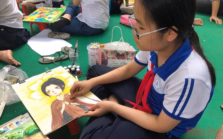 Trẻ em trong một cuộc thi vẽ tranh.