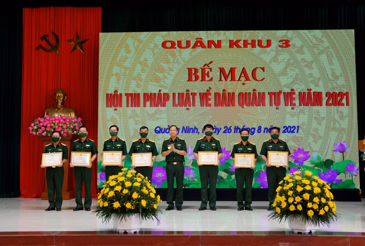 Thiếu tướng Nguyễn Đức Dũng, Phó Tư lệnh, Tham mưu trưởng Quân khu, khen thưởng cho các đoàn đạt thành tích cao tại Hội thi.