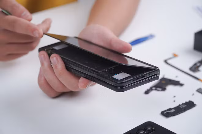 Galaxy Z Fold3 lần đầu được mổ bụng tại Việt Nam, hé lộ bí mật của camera ẩn dưới màn hình - Ảnh 16.