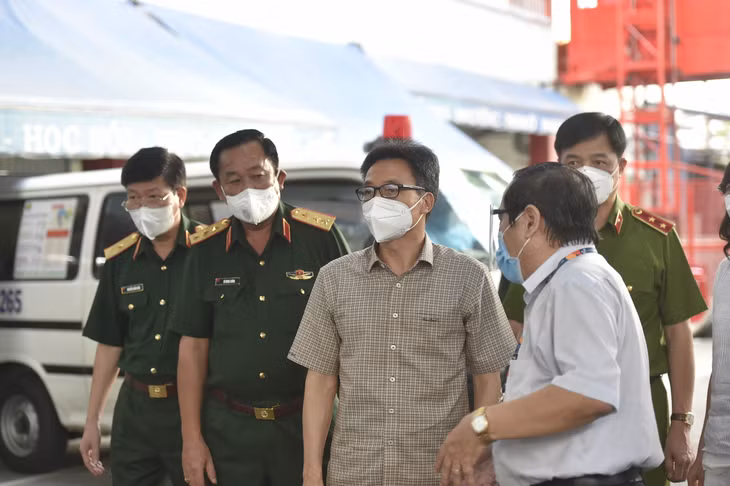 Phó Thủ tướng Vũ Đức Đam kiểm tra Bệnh viện dã chiến điều trị bệnh nhân COVID-19 quận Bình Thạnh.