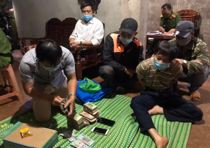 Lực lượng Công an Đắk Nông bắt quả tang đối tượng Sơn (mặc áo thun rêu sọc ngang) về hành vi cưỡng đoạt tài sản.