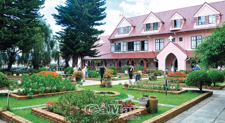 Khuôn viên ngập tràn sắc hoa của nhà thờ Domaine De Marie.