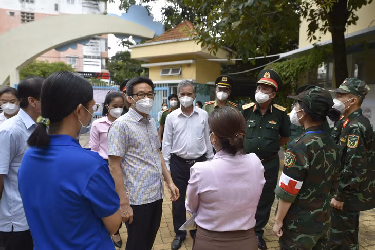 Phó Thủ tướng thị sát Trạm y tế lưu động Phường 11, Quận 6 - Ảnh: VGP/Đình Nam Phó Thủ tướng thị sát Trạm y tế lưu động Phường 11, Quận 6 - Ảnh: VGP/Đình Nam