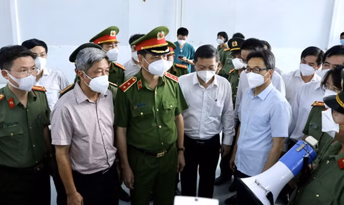 Phó Thủ tướng Vũ Đức Đam (đeo kính, bên phải) và Thứ trưởng Công an Nguyễn Duy Ngọc (thứ ba bên trái) kiểm tra thiết bị trong bệnh viện. Ảnh: Bộ Y tế