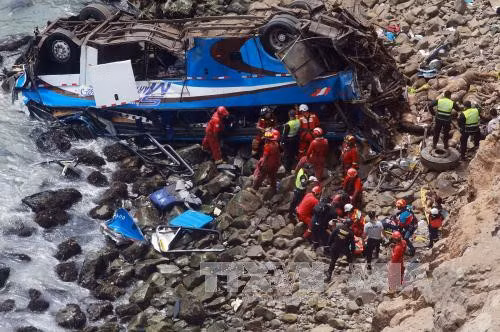 Lực lượng cứu hộ làm nhiệm vụ tại hiện trường một vụ tai nạn xe buýt ở Peru. Ảnh: THX/TTXVN