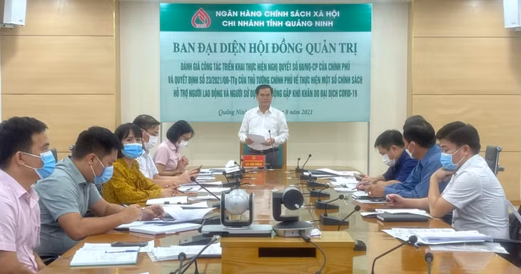 Đồng chí Bùi Văn Khắng, Phó Chủ tịch UBND tỉnh, Trưởng Ban đại diện Hội đồng quản trị Ngân hàng Chính sách xã hội tỉnh phát biểu tại hội nghị.