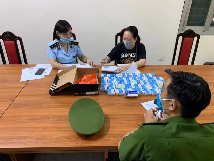 N.H.P (áo đen) cùng tang vật. N.H.P (áo đen) cùng tang vật