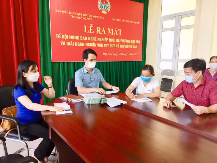 Hội Nông dân thành phố thực hiện giải ngân nguồn vốn vay từ Qũy hỗ trợ nông dân tỉnh để các hội viên có thêm nguồn lực phát triển sản xuất.