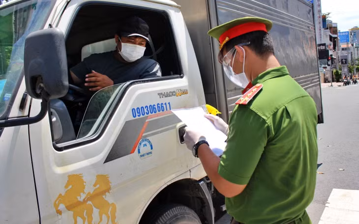 TP Hồ Chí Minh sẽ cấp đổi giấy đi đường mới cho người dân từ ngày 25/8.