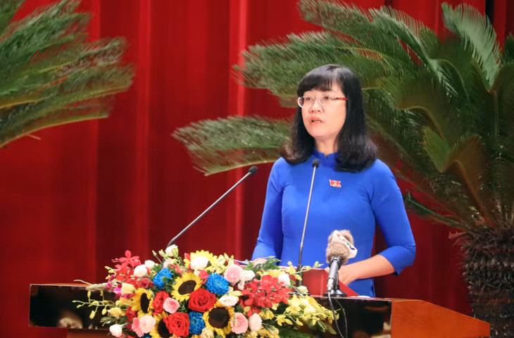 Bà Nguyễn Thị Huệ, Trưởng ban Pháp chế, HĐND tỉnh, trình bày báo cáo thẩm tra về Đề án tổ chức lực lượng, huấn luyện, hoạt động và bảo đảm chế độ, chính sách cho DQTV giai đoạn 2021-2025 trên địa bàn tỉnh Quảng Ninh.