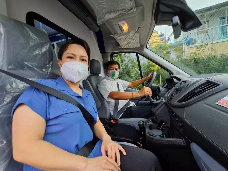 Việt Hương hi vọng việc xe cứu thương mới về trong thời điểm này sẽ giúp được thêm nhiều người dân khó khăn. ẢNH: ĐÌNH PHÚ