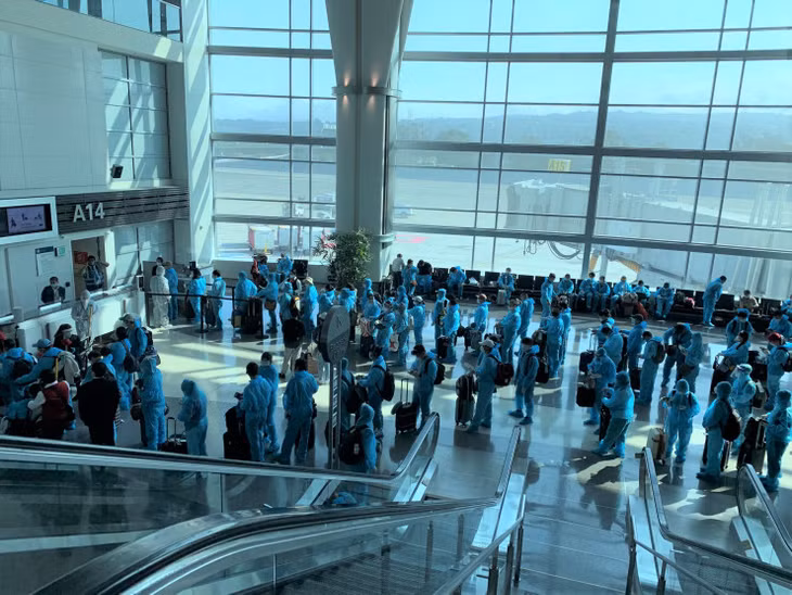 Hành khách trên chuyến bay làm thủ tục nhập cảnh.