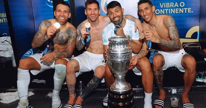 Messi và Aguero (giữa) vừa cùng nhau giành Copa America 2021 với tuyển Argentina. Ảnh: Twitter.