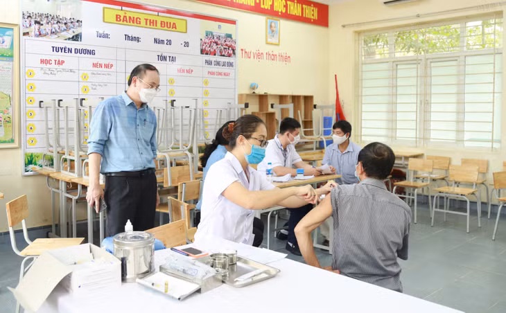 Đoàn giám sát của Khối MTTQ và các tổ chức CT-XH TP Hạ Long thực hiện giám sát công tác tiêm vắc xin phòng Covid-19 tại các điểm tiêm chủng trên địa bàn.