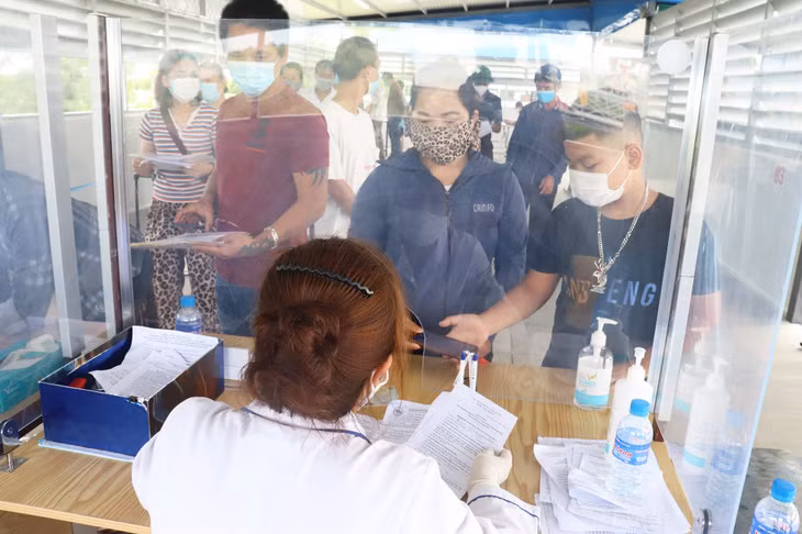 Phụ huynh, học sinh xuất trình giấy tờ hợp lệ với lực lượng chức năng tại Chốt kiểm soát phòng, chống Covid-19 cầu Bạch Đằng (TX Quảng Yên).