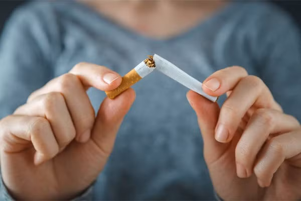 Lý do không nên hút thuốc lá sau khi tiêm vắc xin Covid-19
