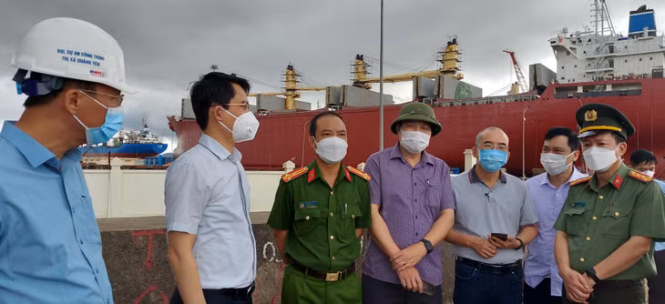 Đồng chí Phạm Văn Thành, Phó Chủ tịch UBND tỉnh kiểm tra công tác phòng chống dịch tại Công ty CP Nosco Shipyard.