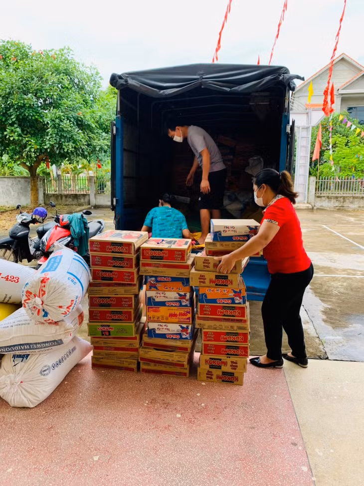 Toàn bộ số tiền ủng hộ và lương thực sẽ được chuyển tới đồng bào miền Nam.