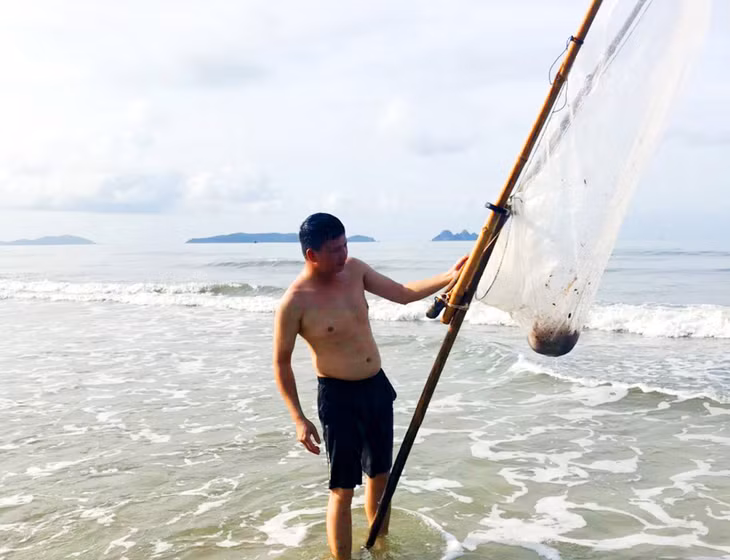 Như nhiều ngư dân khác, ông Tú cũng bắt được nhiều moi bằng te tay ngay bãi biển Trường Chinh.