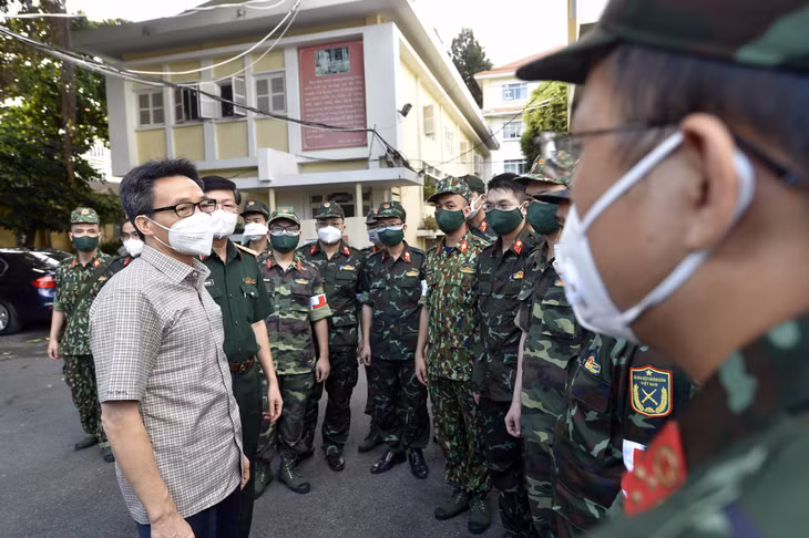 Phó Thủ tướng Vũ Đức Đam động viên các học viên Học viện Quân y vào chi viện cho các cơ sở điều trị, trạm y tế lưu động trên địa bàn quận Bình Thạnh.