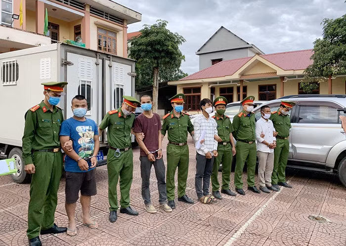 Khởi tố, bắt tạm giam 4 đối tượng gây rối trật tự công cộng.