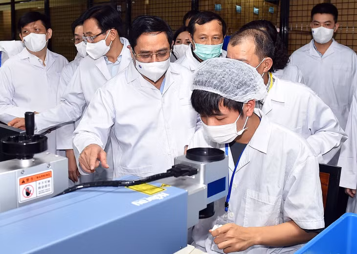 Thủ tướng Phạm Minh Chính thăm một cơ sở sản xuất thiết bị, vật tư y tế phòng chống dịch - Ảnh: VGP Thủ tướng Phạm Minh Chính thăm một cơ sở sản xuất thiết bị, vật tư y tế phòng chống dịch - Ảnh: VGP