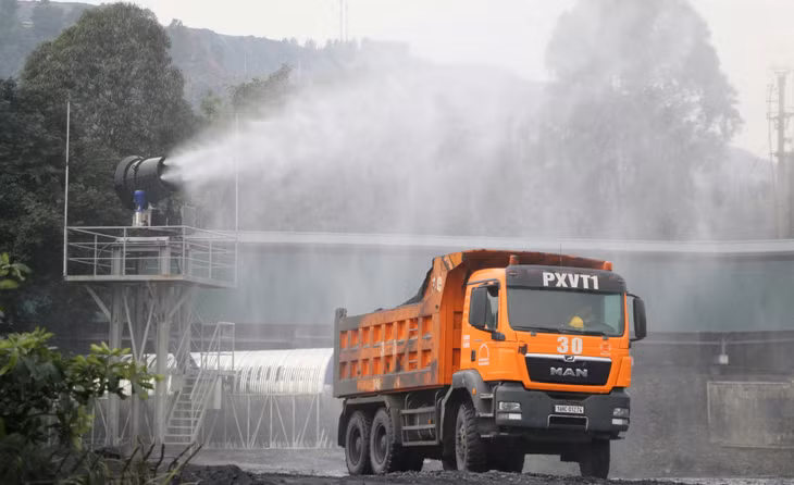 Hệ thống phun sương cao áp tại khu sàng 1, Công ty CP Than Cọc Sáu, là một trong những giải pháp ngắn hạn để xử lý lượng bụi phát tán ra môi trường.