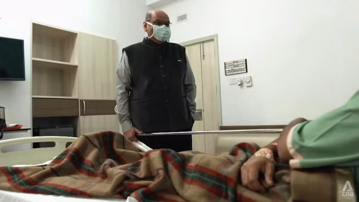 Bác sĩ Sarin và bệnh nhân Amit. Ảnh: CNA