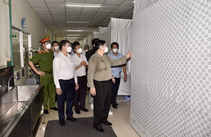 Thủ tướng kiểm tra công tác chuẩn bị cơ sở, vật chất để sản xuất theo phương án "ba tại chỗ" của Công ty. Ảnh: VGP/Nhật Bắc Thủ tướng kiểm tra công tác chuẩn bị cơ sở, vật chất để sản xuất theo phương án "ba tại chỗ" của Công ty. Ảnh: VGP/Nhật Bắc