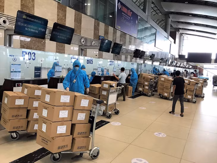 Trang thiết bị y tế trước khi đưa lên máy bay.