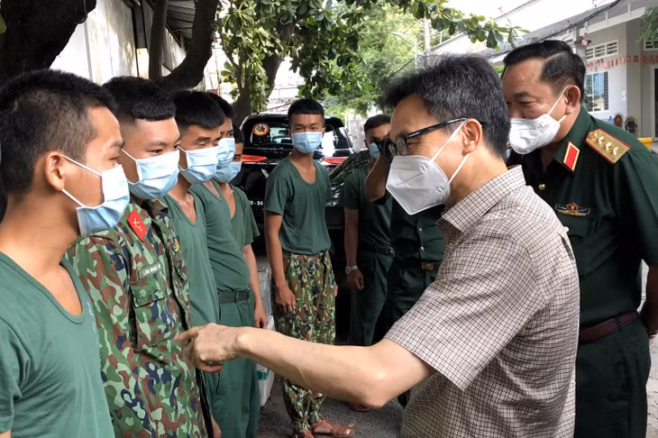Phó Thủ tướng dặn dò cán bộ, chiến sĩ cùng với việc động viên, tuyên truyền người dân thực hiện nghiêm giãn xã hội, “ai ở đâu ở đó”, thì cần phải quán triệt tinh thần “quân đội là con em của nhân dân”, vì vậy, phải hết sức gần gũi, nắm sát nhu cầu, hỗ trợ kịp thời những yều cầu cần hỗ trợ của người dân về lương thực, thực phẩm, chăm sóc y tế. Đấy là cách tuyên truyền vận động tốt nhất để người dân ở nhà.