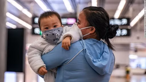 Chưa được tiêm vaccine, trẻ em có nguy cơ nhiễm COVID-19 cao - Ảnh 2.