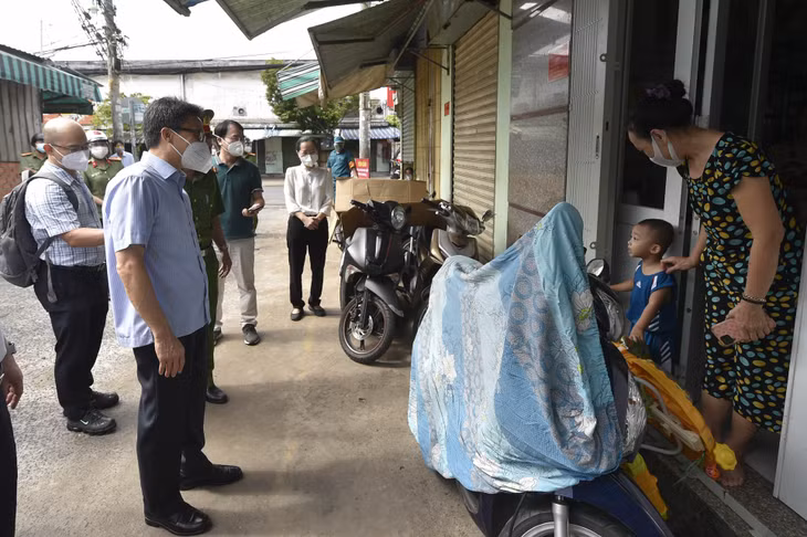 Phó Thủ tướng động viên người dân thực hiện nghiêm quy định giãn cách xã hội. Ảnh: VGP/Đình Nam Phó Thủ tướng động viên người dân thực hiện nghiêm quy định giãn cách xã hội. Ảnh: VGP/Đình Nam