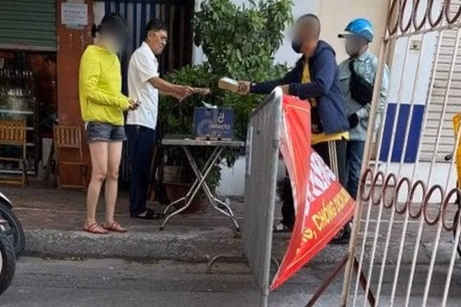 Hình ảnh Bí thư Đảng ủy phường Tân Mai không đeo khẩu trang bị người dân ghi lại hình ảnh.