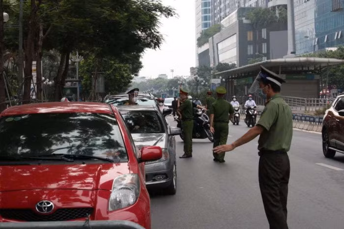 Ngày đầu Hà Nội siết lý do ra đường, nhiều chốt kiểm dịch ùn tắc 5