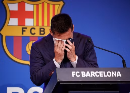 Messi bật khóc trong buổi họp báo.