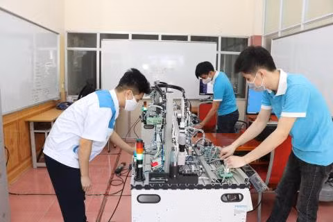 Đào tạo lại nâng cao kiến thức, kỹ năng gắn với chuyển đổi việc làm cho người lao động bị tác động của cuộc Cách mạng công nghiệp lần thứ tư cho ít nhất 300.000 lượt người với thời gian đào tạo, bồi dưỡng dưới 1 năm. Đào tạo lại nâng cao kiến thức, kỹ năng gắn với chuyển đổi việc làm cho người lao động bị tác động của cuộc Cách mạng công nghiệp lần thứ tư cho ít nhất 300.000 lượt người với thời gian đào tạo, bồi dưỡng dưới 1 năm.