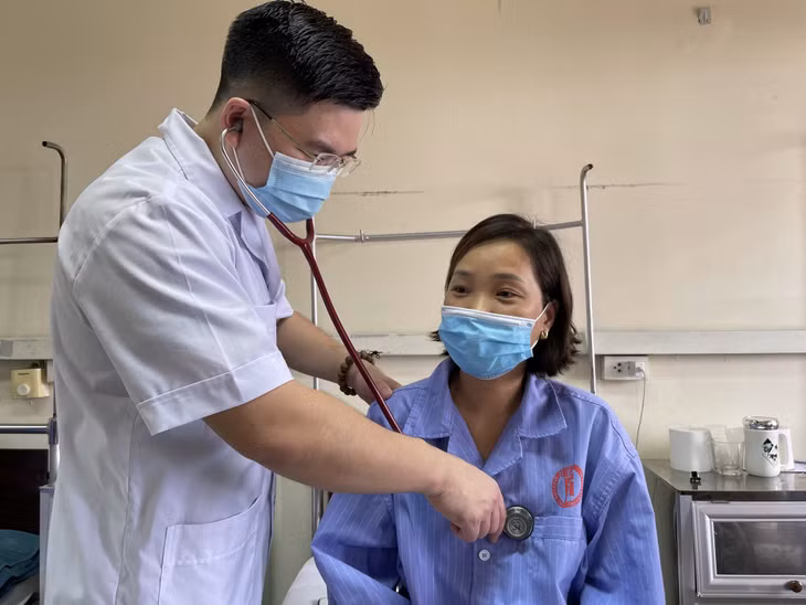Bác sĩ Vũ Trí Tuệ, Khoa Nội tiết Bệnh viện Việt Nam - Thụy Điển Uông Bí thăm khám, dặn dò sức khỏe bệnh nhân trước ngày lên đường.