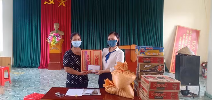 Cán bộ, hội viên phụ nữ Đầm Hà tích cực tham gia ủng hộ đồng bào miền Nam chống dịch.