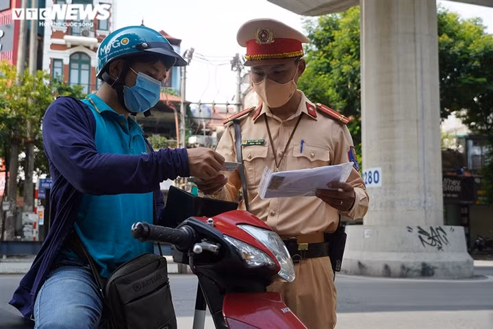 Ngoài Giấy đi đường, người dân phải xuất trình Căn cước công dân/ Chứng minh thư nhân dân, lịch trực, lịch làm việc, văn bản phân công nhiệm vụ của cơ quan, đơn vị.