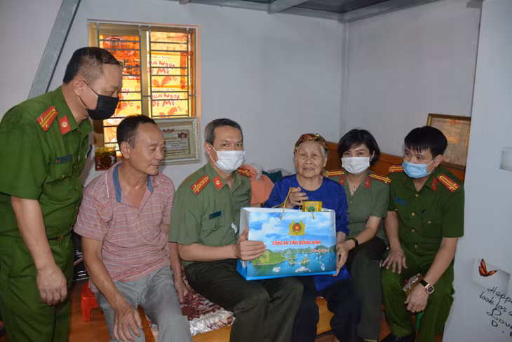 Thăm hỏi gia đình mẹ Việt Nam Anh hùng Đỗ Thị Thiếp.
