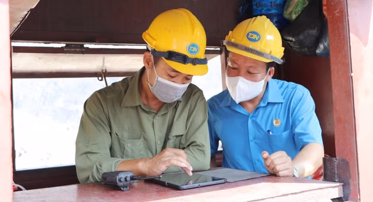 Cán bộ, công nhân Công ty CP Than Đèo Nai áp dụng phần mềm lập phiếu than, đất điện tử trên các máy xúc.