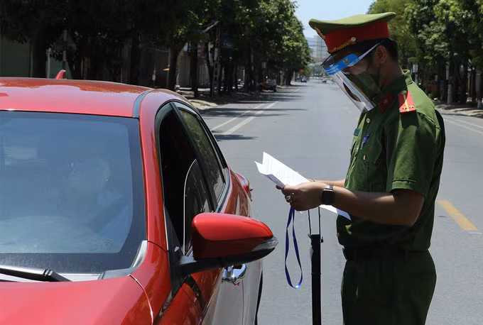 Công an kiểm tra giấy tờ người tham giai giao thông trên đường phố Vinh, trưa 23/8. Ảnh: Nguyễn Hải