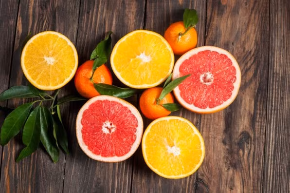 Vitamin C có nhiều trong trái cây họ cam quýt giúp tăng cường khả năng miễn dịch cho người bệnh.