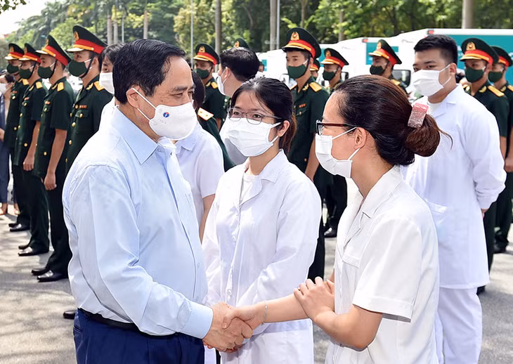 Thủ tướng Phạm Minh Chính động viên đội ngũ y bác sĩ tại lễ phát động chiến dịch tiêm chủng vaccine phòng chống COVID-19 trên toàn quốc, ngày 10/7 - Ảnh: VGP Thủ tướng Phạm Minh Chính động viên đội ngũ y bác sĩ tại lễ phát động chiến dịch tiêm chủng vaccine phòng chống COVID-19 trên toàn quốc, ngày 10/7 - Ảnh: VGP